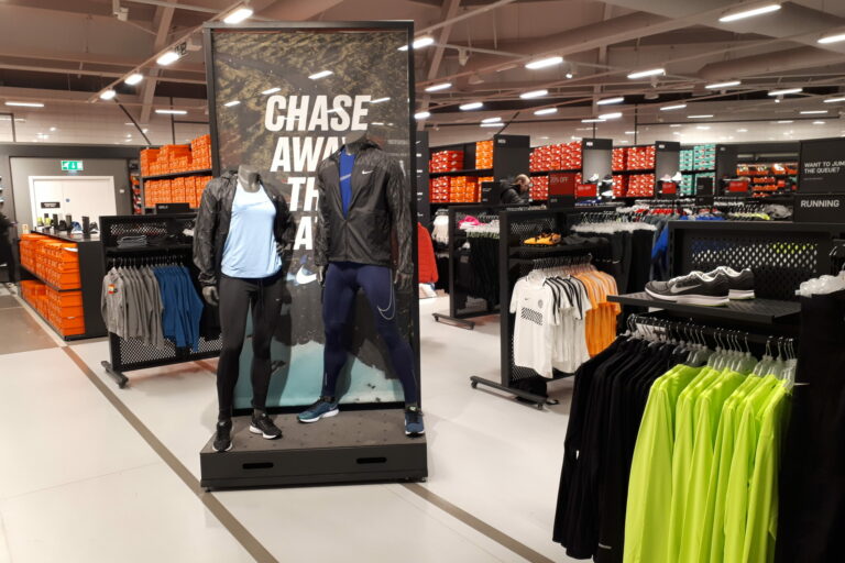 pavimenti resina negozi Nike