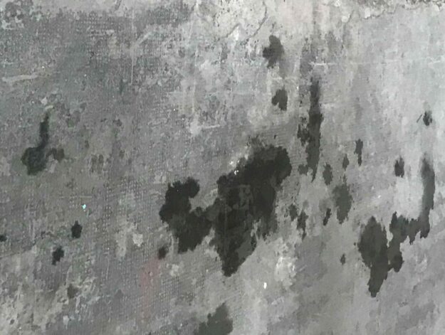 Pavimento industriale contaminato da macchie di olio industriale