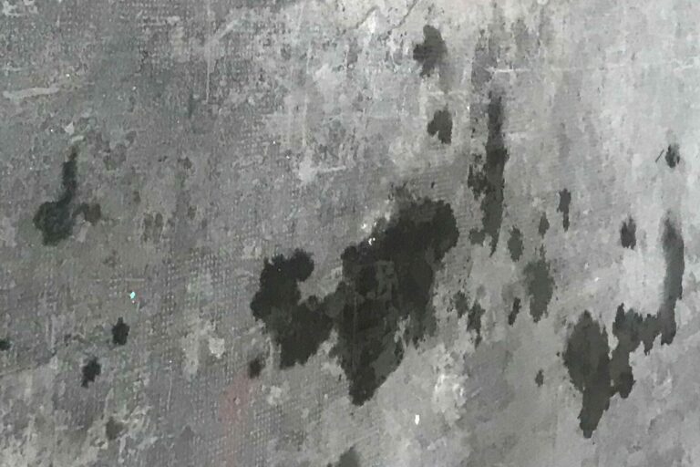 Pavimento industriale contaminato da macchie di olio industriale