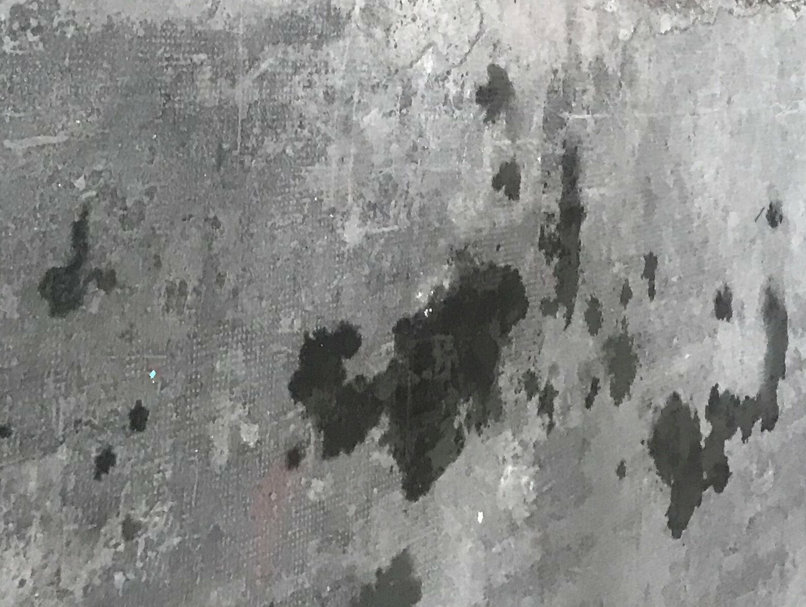 Pavimento industriale contaminato da macchie di olio e grassi.