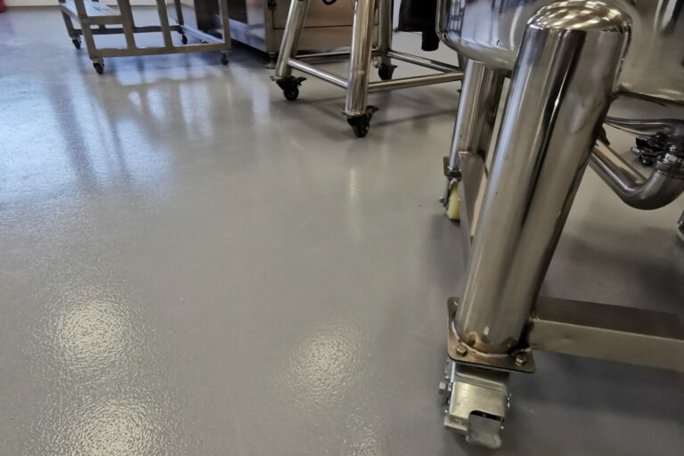 Laboratorio cosmetico, rivestimento in resina e sgusce