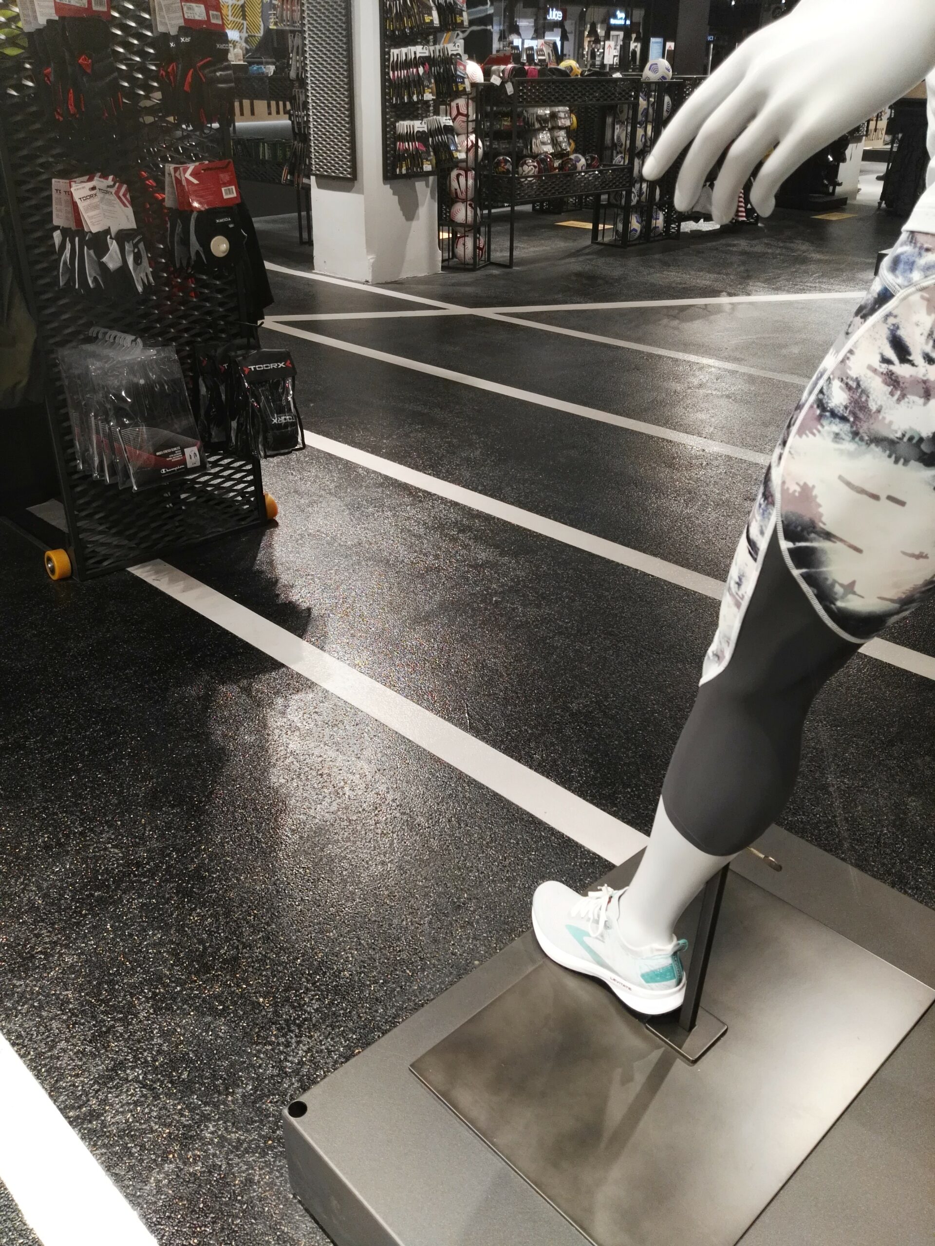 Game7 Lingotto Torino: Superfici in Resina Personalizzate da Prima