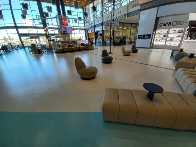 Pavimenti in resina e PVC effetto legno per gallerie commerciali