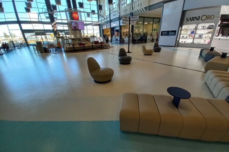 Pavimenti in resina e PVC effetto legno per gallerie commerciali