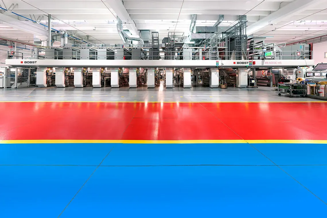 macchine da stampa rotocalco fino a 11 colori collocate in reparto con pavimento in resina e segnaletica differenziate per colori presso Sit Group San Marino
