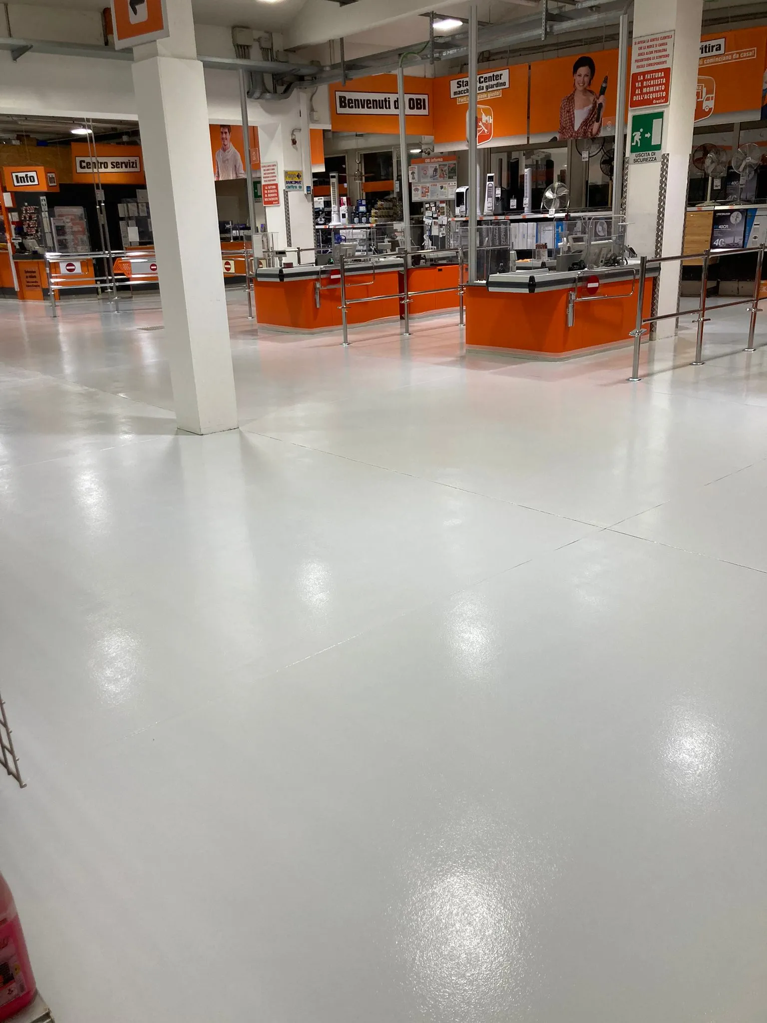 Pavimenti in resina per GDS - Obi Italia