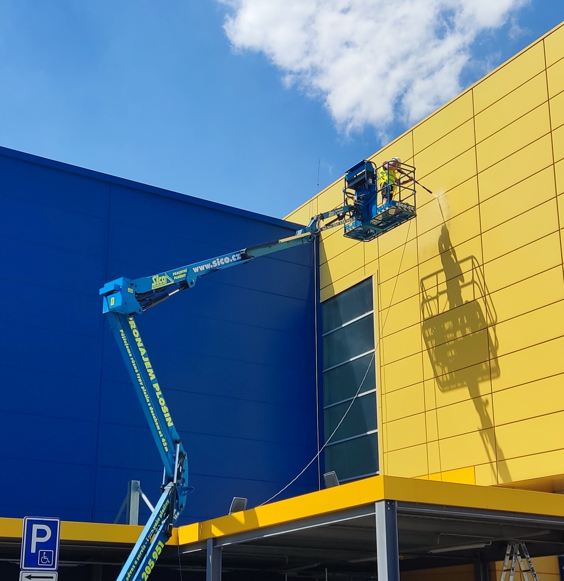 Prima Tinteggiatura facciate esterne in lamiera per Ikea