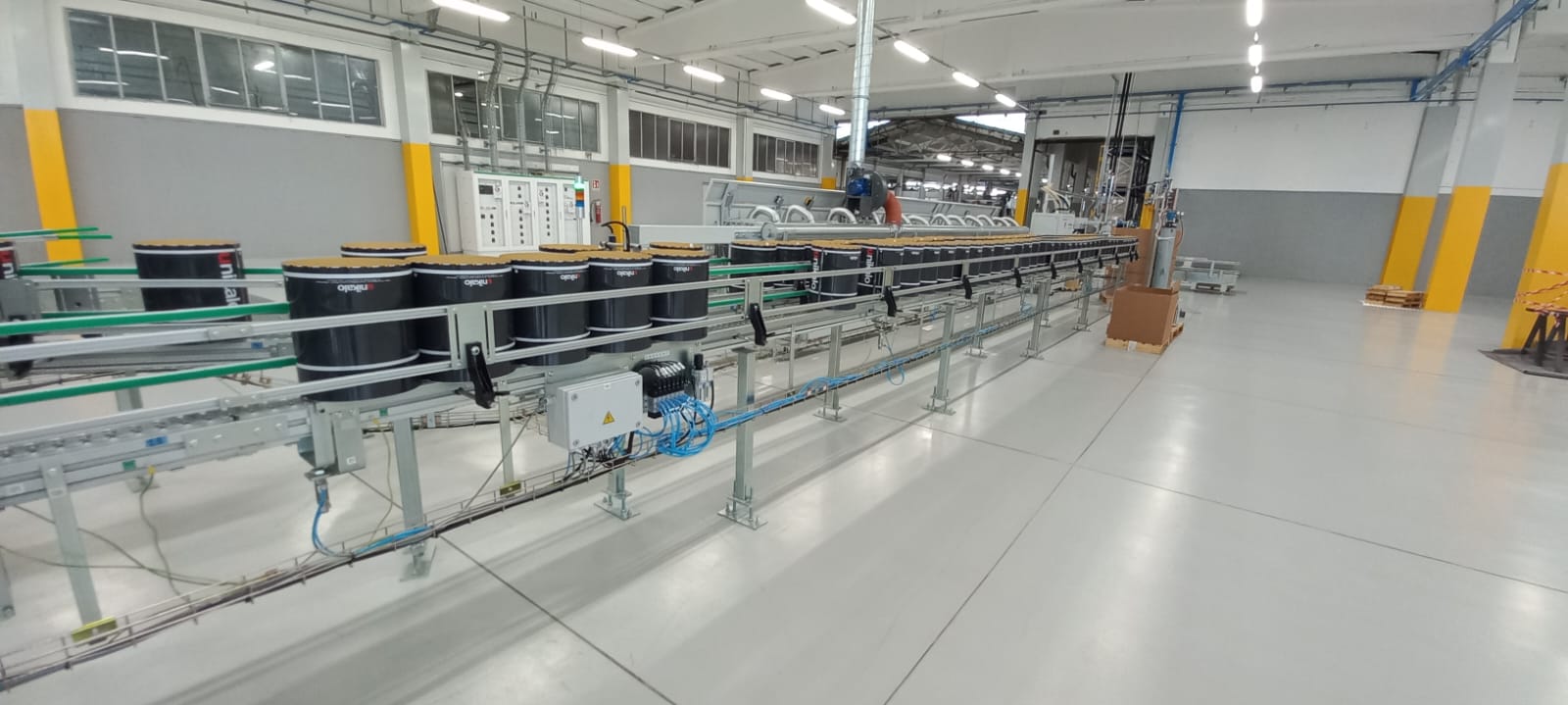 Industria di produzione packaging. rinnovo delle pavimentazioni con rivestimenti in resina certificati Prima Pavimenti