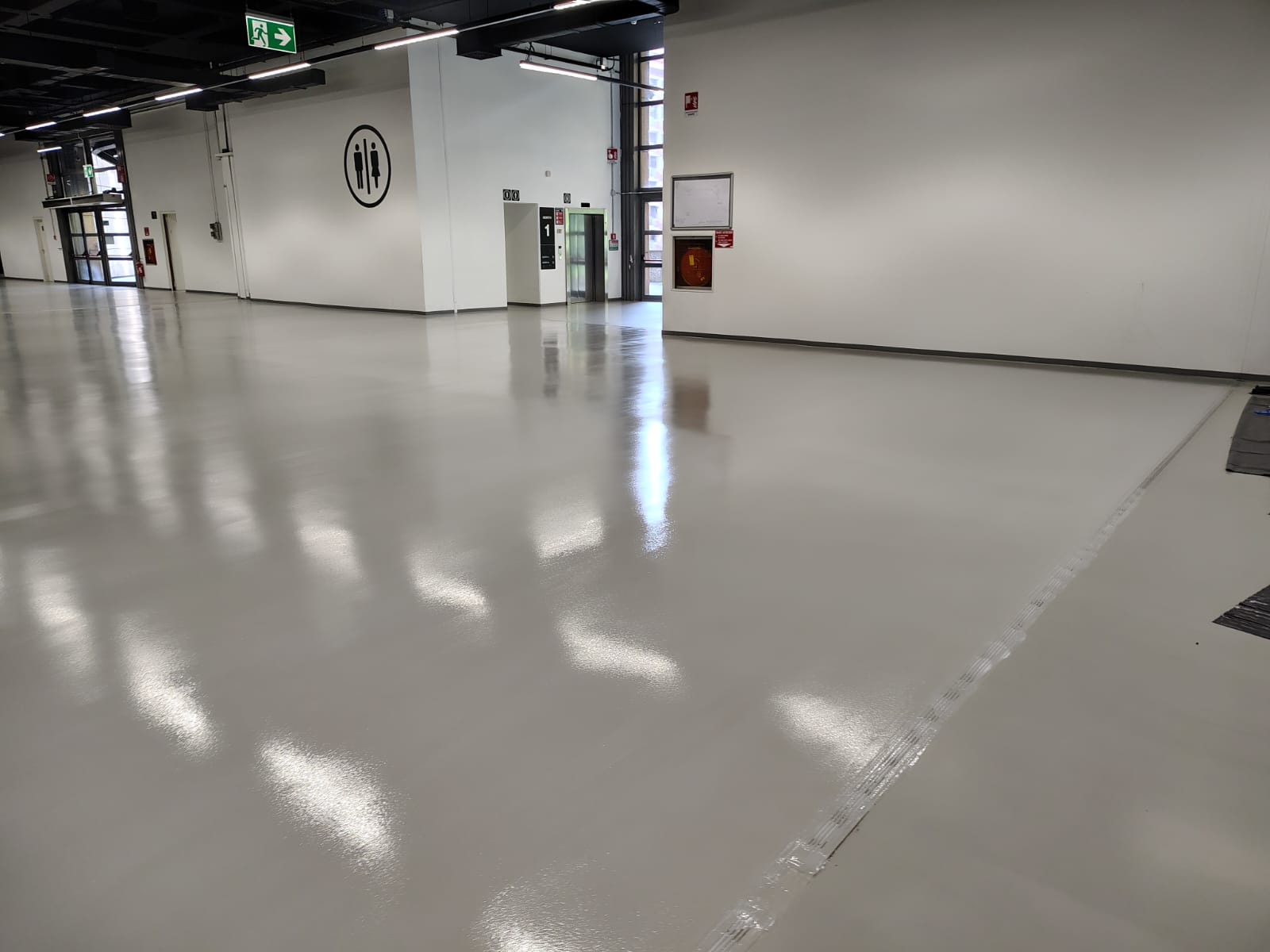 Ristrutturazione dei pavimenti del Padiglione 1 e 2 di Fiera Milano Portello con resina autolivellante poliuretanica nei corridoi comuni