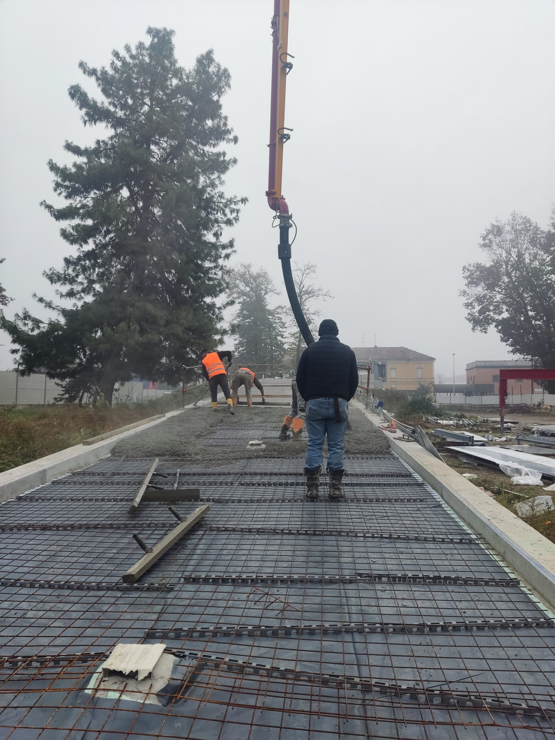Milano: M4 San Cristoforo: Prima pavimenti in cls per la Passerella Ciclopedonale