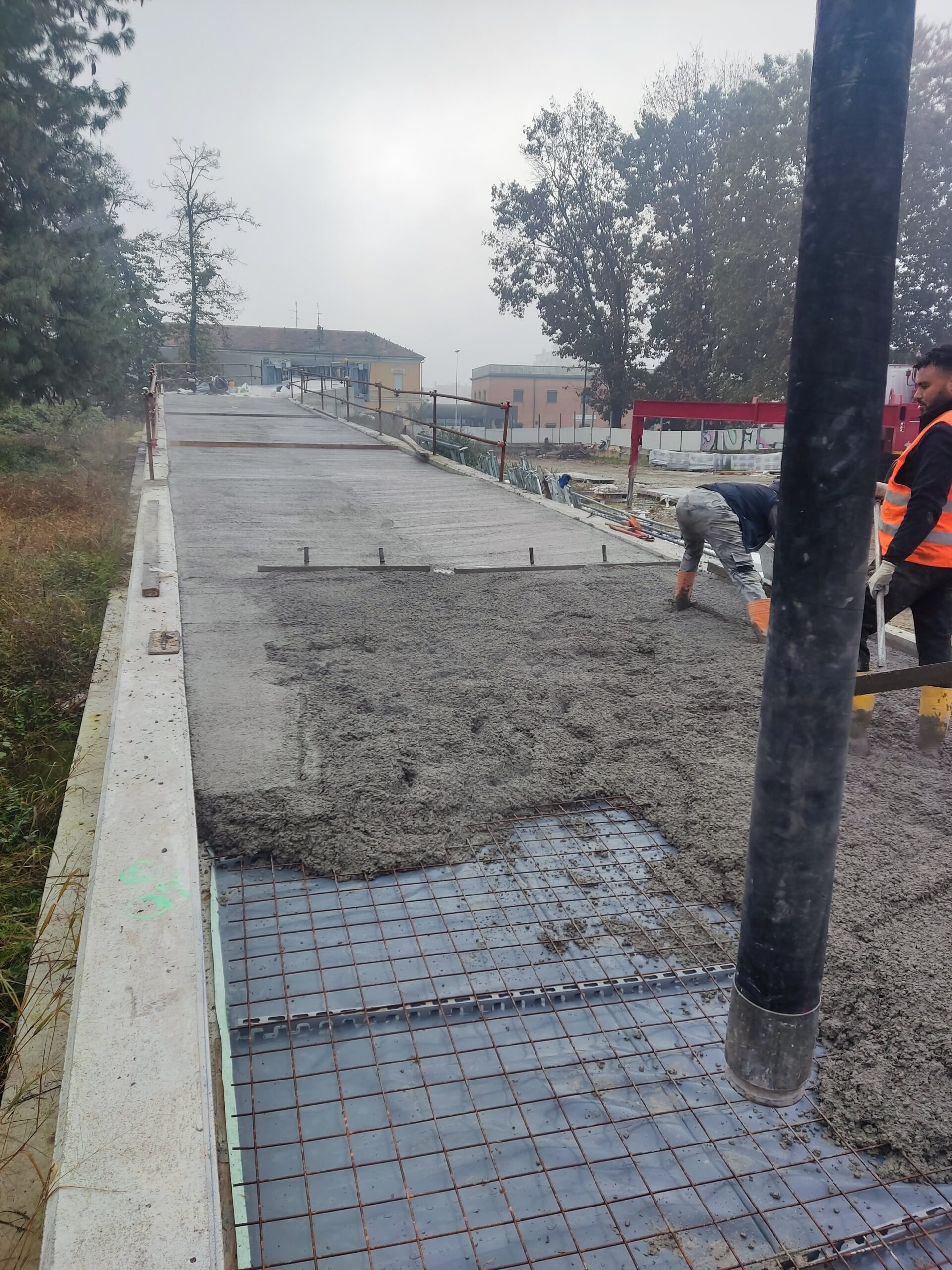 Milano: M4 San Cristoforo: Prima pavimenti in cls per la Passerella Ciclopedonale