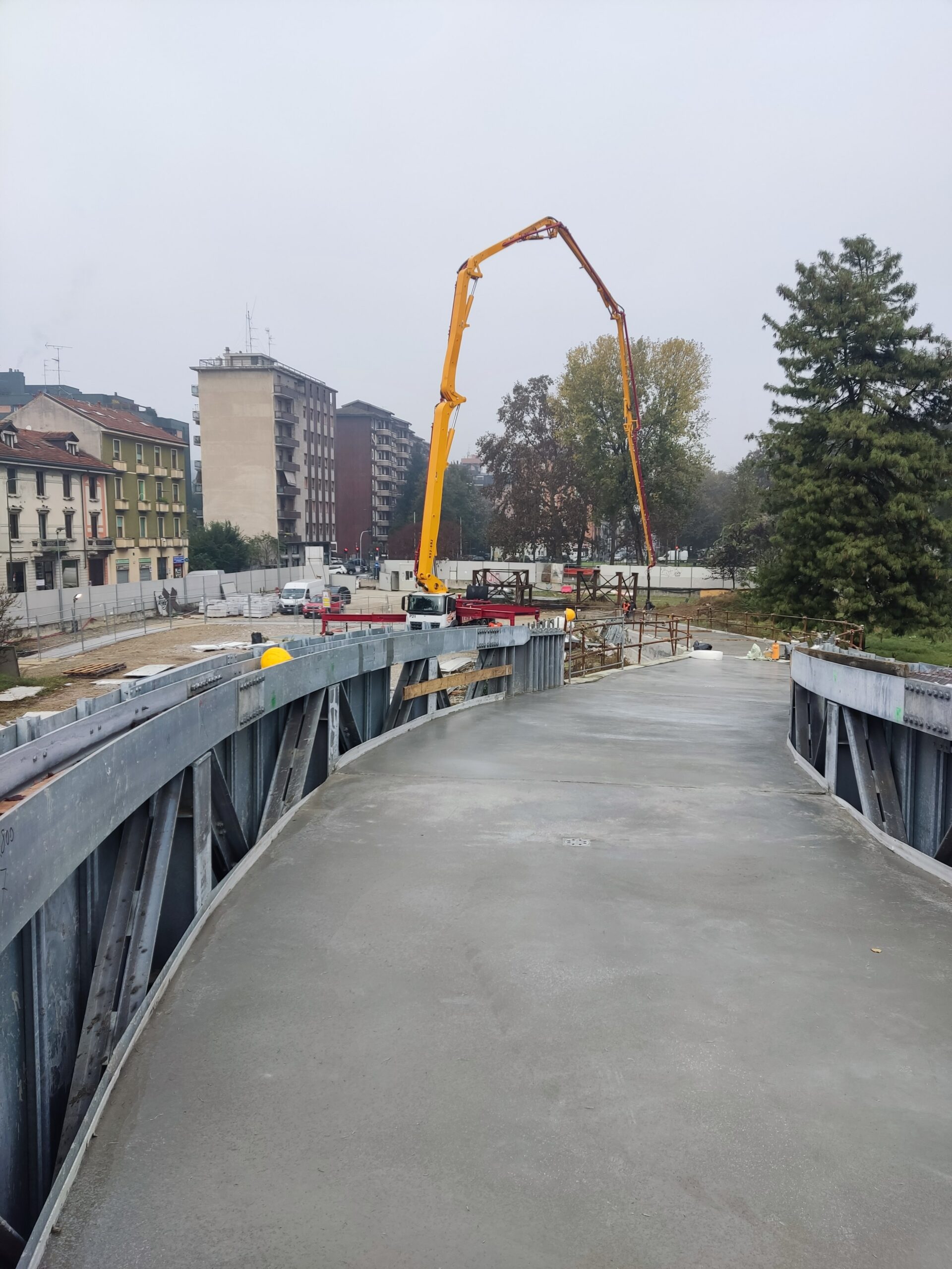 Milano: M4 San Cristoforo: Prima pavimenti in cls per la Passerella Ciclopedonale