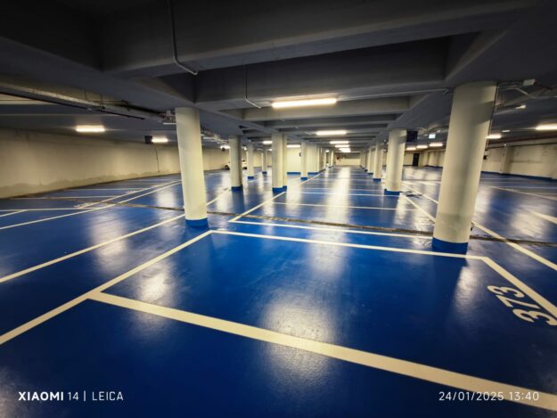 I pavimenti in resina devono essere conformi a specifiche certificazioni come OS8, OS9, OS10 e OS11, che definiscono le caratteristiche di resistenza e impermeabilità necessarie per l’uso in ambienti come i parcheggi interrati.