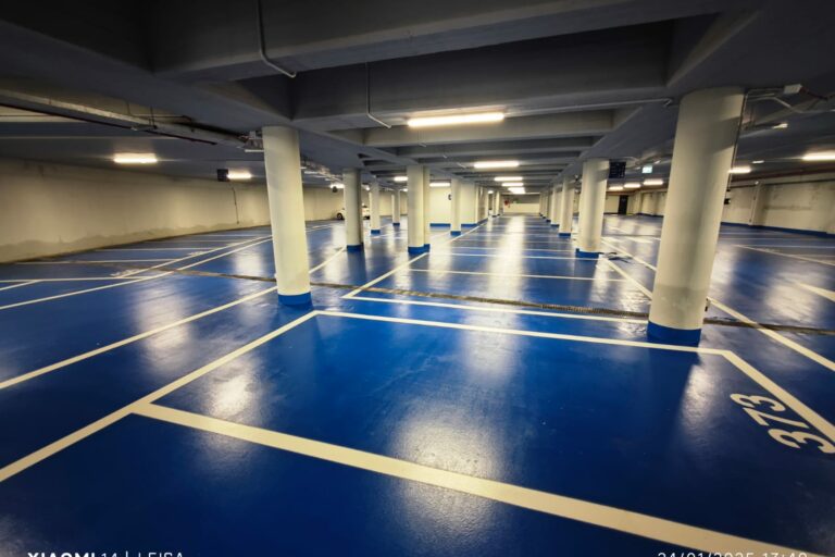 I pavimenti in resina devono essere conformi a specifiche certificazioni come OS8, OS9, OS10 e OS11, che definiscono le caratteristiche di resistenza e impermeabilità necessarie per l’uso in ambienti come i parcheggi interrati.