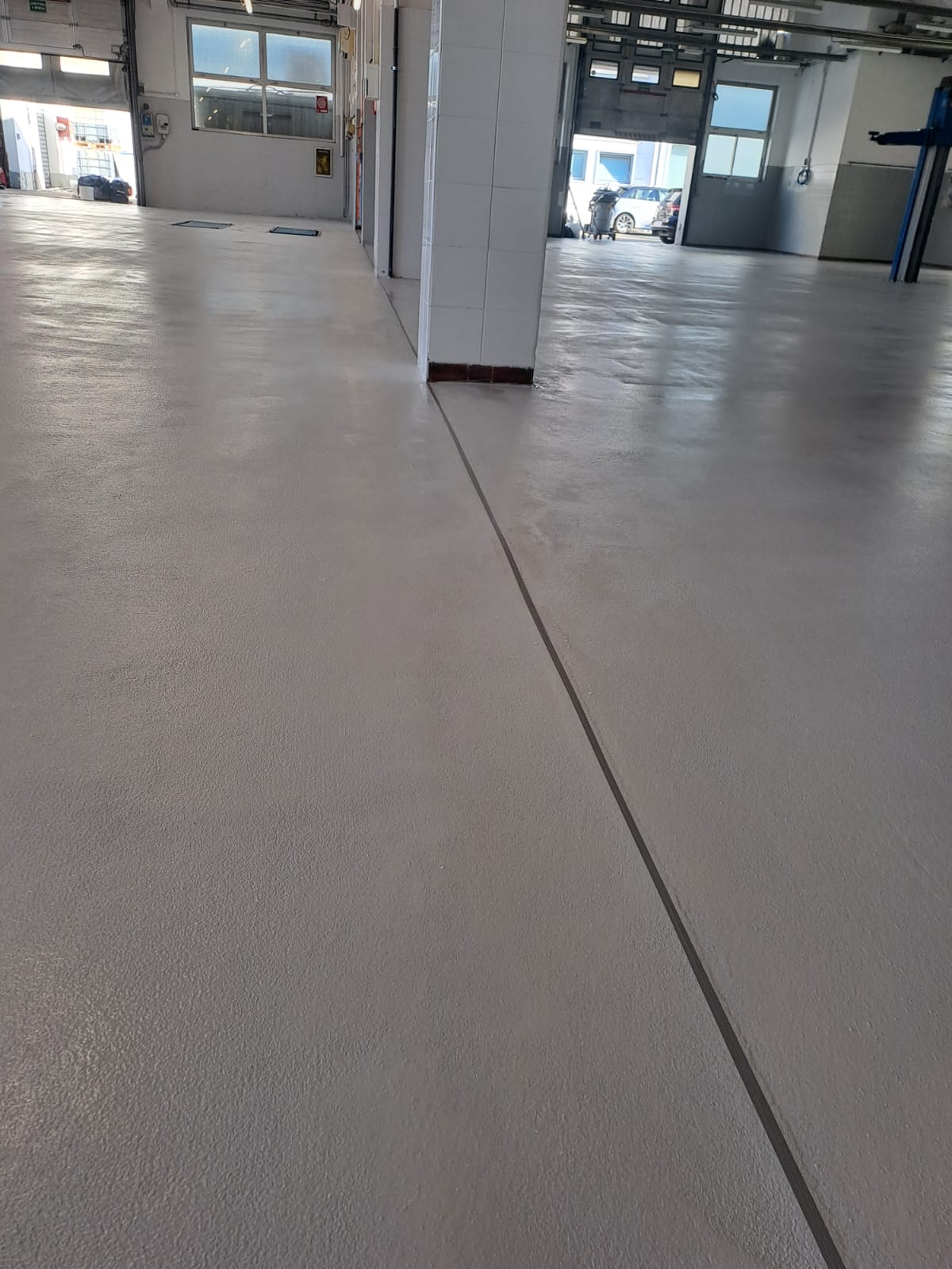 Concessionarie Auto & Officine: rivestimenti in resina resistenti e facili da pulire