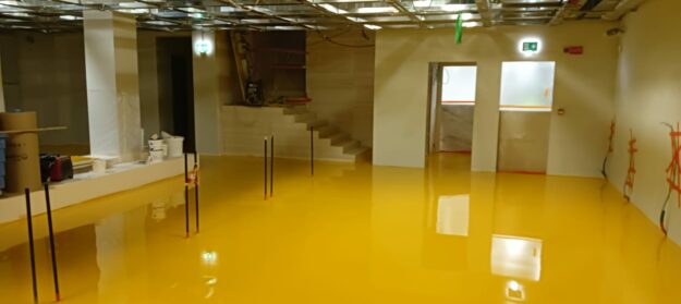 RETAIL: superfici in Resina gialla di alta gamma, colore del Brand Store Miss Sixty Palazzo Tarsi Milano