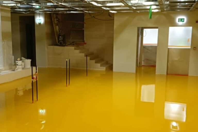 RETAIL: superfici in Resina gialla di alta gamma, colore del Brand Store Miss Sixty Palazzo Tarsi Milano