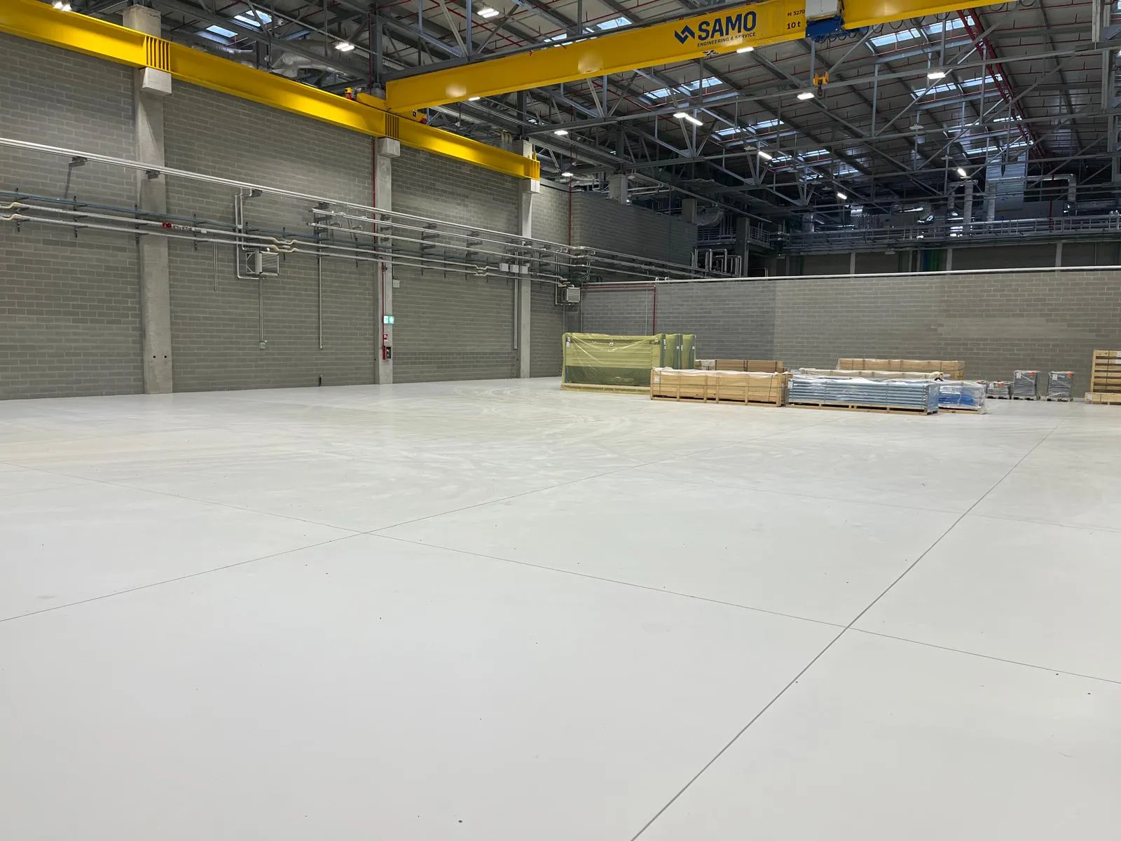 realizzazione delle finiture delle pavimentazioni dello stabilimento FACO di Cameri, sede del Centro Regionale Europeo di manutenzione del velivolo F-35. Soluzioni in resina ad alte performance per hangar. verniciatura con Epowatt 720