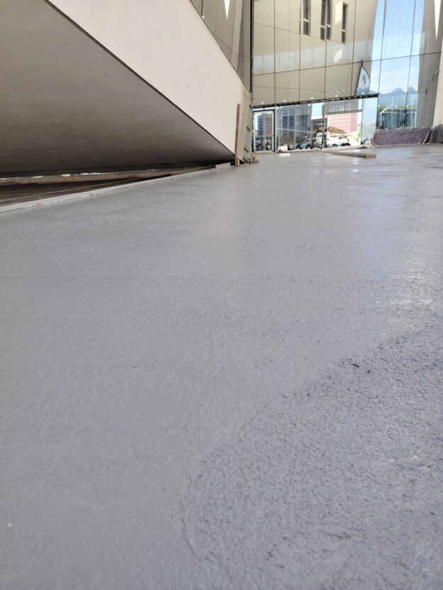 Nuova sede Findomestic a Firenze: Pavimenti in Calcestruzzo Staggiati per il successivo rivestimento con PRIMA GROUND® – Calcestruzzo architettonico in sasso lavato a vista.