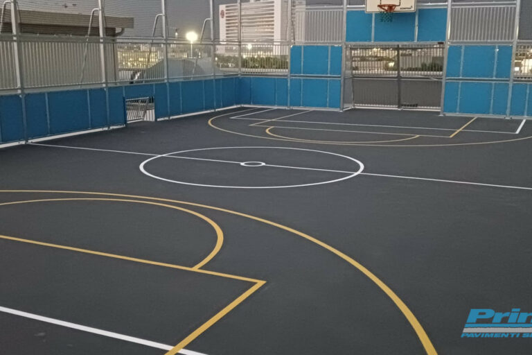 Decathlon Milano Merlata Bloom: Sistema multistrato ad elevata elasticità a base di resine acriliche in combinazione con un tappetino in gomma granulare per campi multisport