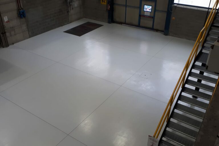 pavimento in resina ad alta resistenza CPU RT e Mapei Mapefloor System 32 per lab test prove industria siderurgica: area TTN+AREA MACCHINA CND AERO SPACE -