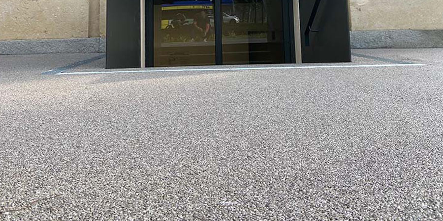 Prima Drain Stone Pavimento drenante outdoor con inerti di colore grigio