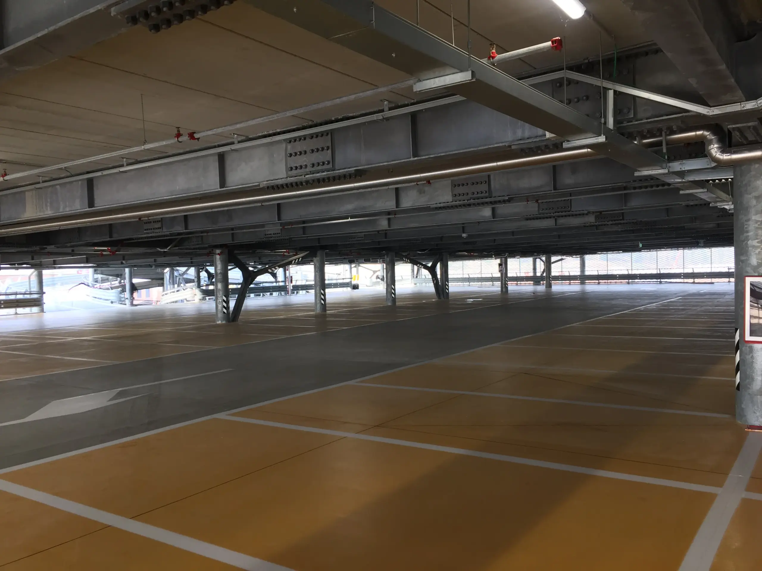 Rivestimento Resina gialla e segnaletica Parcheggio Serravalle Designer Outlet