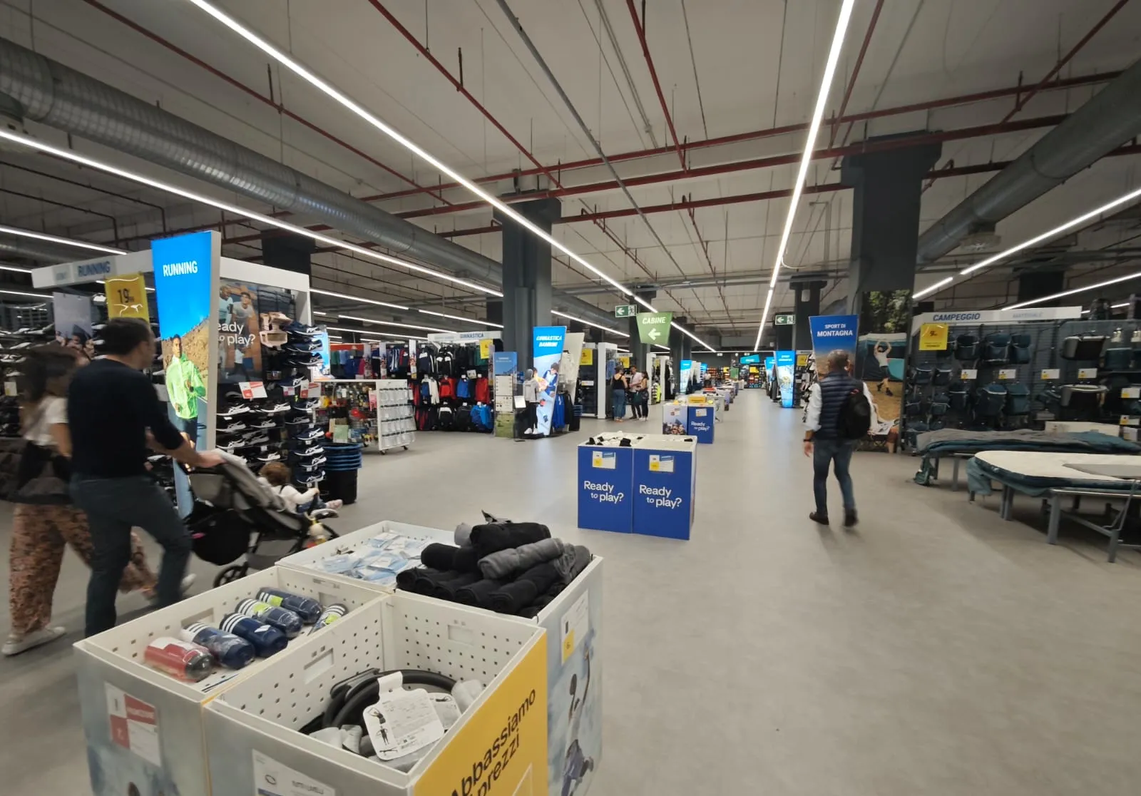 PVC autoposanti per gli store Decathlon di Fiumicino, Porta di Roma, Udine e Segrate