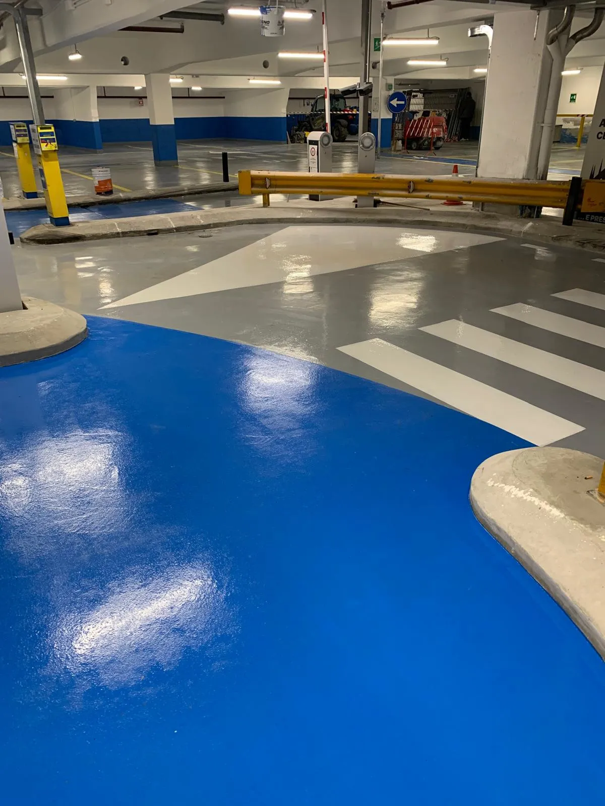 Pavimento in resina MAPEI MAPEFLOOR PU 410 ANTISCIVOLO per l'Autosilo di Piazza Diaz a Milano