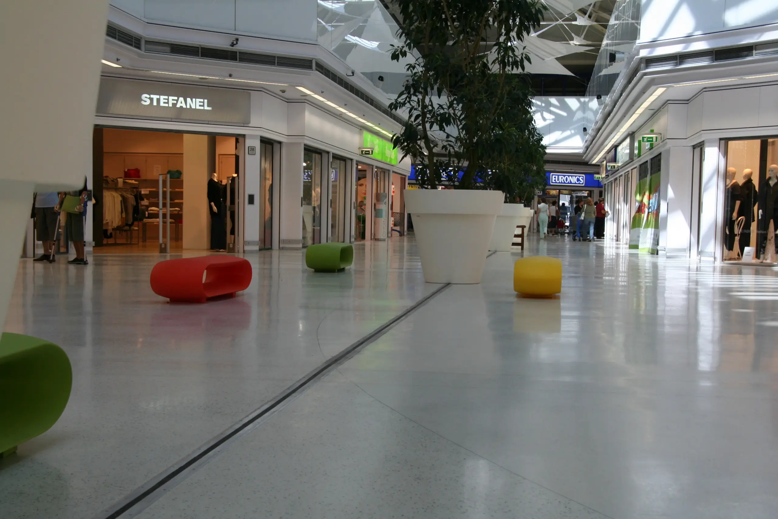 Pavimento in resina MAPEI MAPEFLOOR SYSTEM 35 TERRAZZO ALLA VENEZIANA nella galleria del Centro Commerciale Vialarga di Bologna
