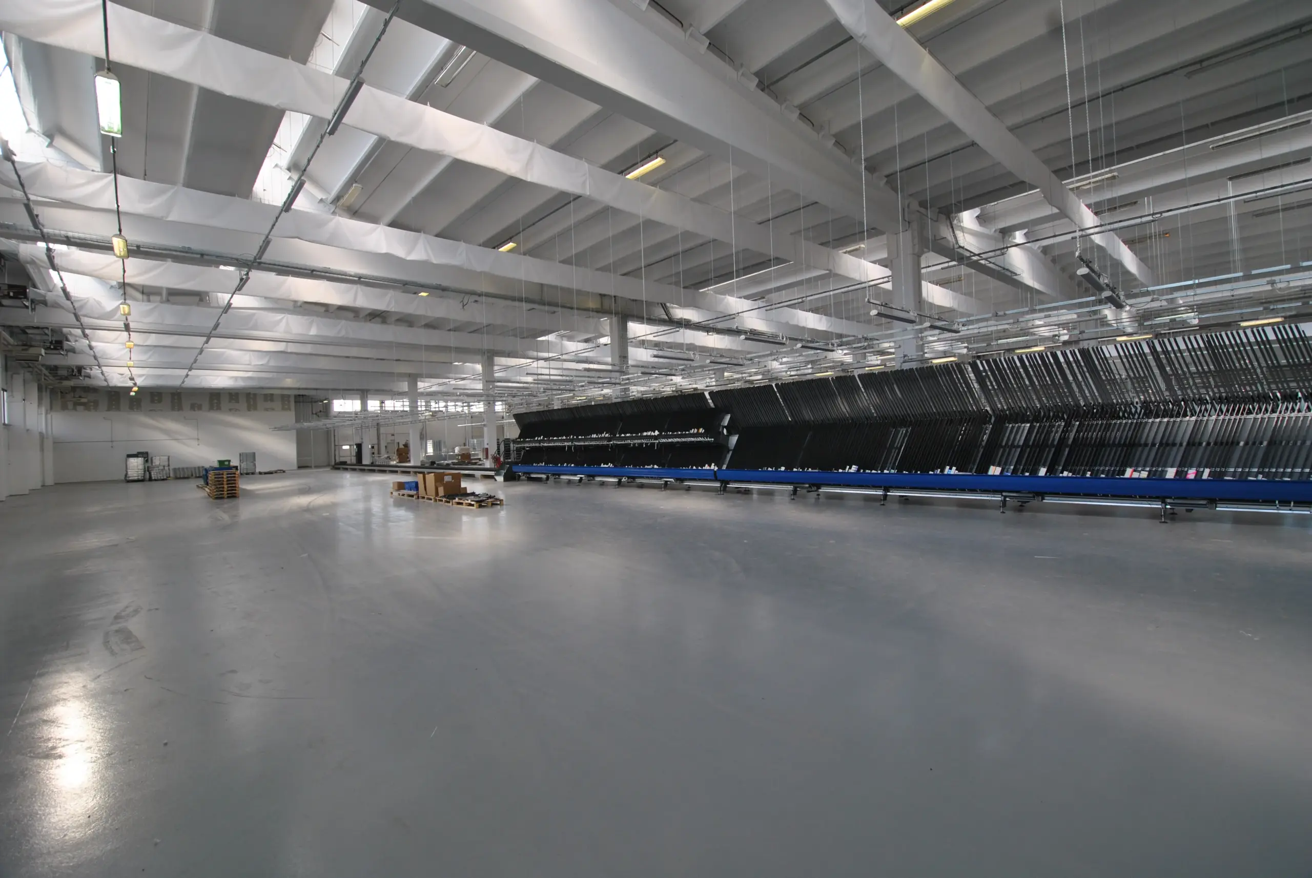 Pavimento in resina MAPEI MAPEFLOOR SYSTEM 61 per logistica farmaceutica