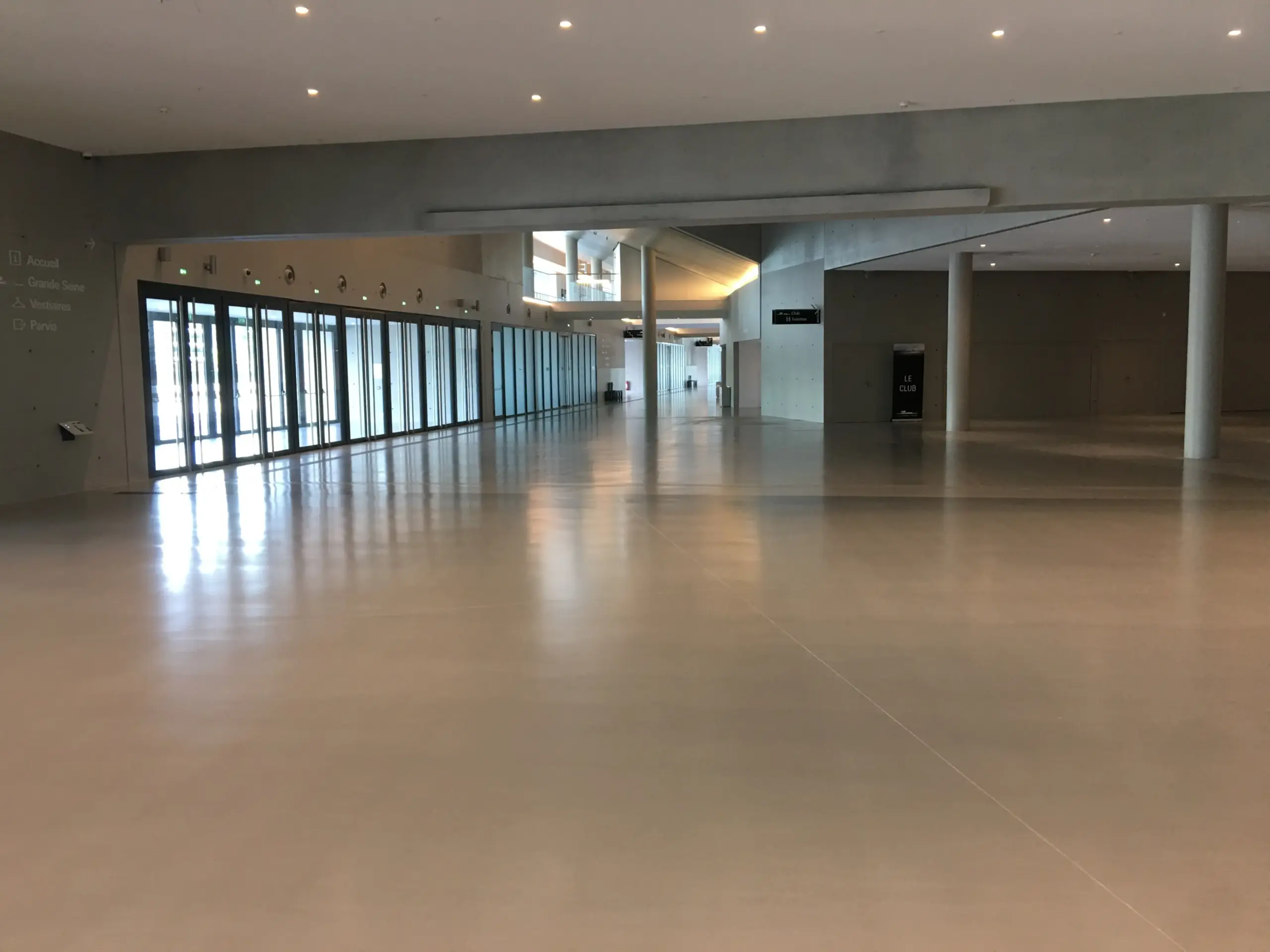 Pavimenti realizzati con MAPEI ULTRATOP SYSTEM autolivellante resin-cementizio nel colore grigio chiaro per tutte le vie di circolazione interne, che portano dal foyer all’auditorium della Seine Musicale Paris