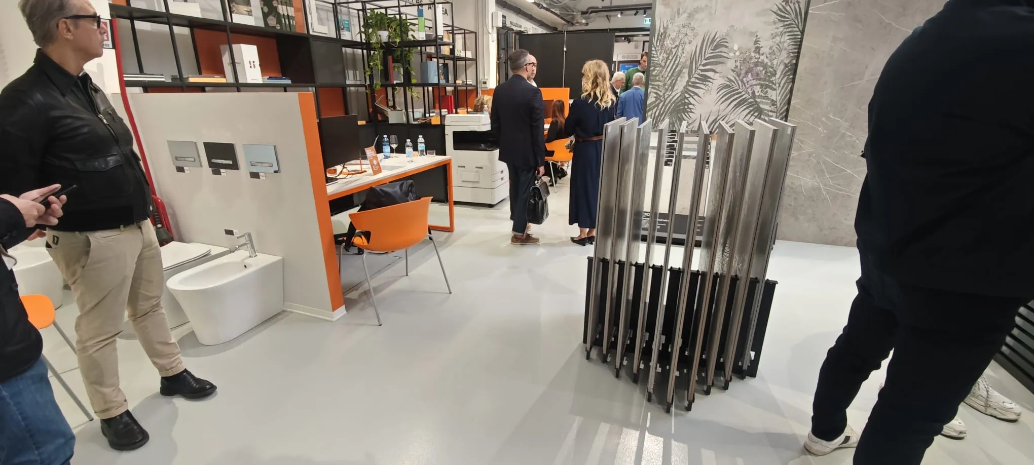 OBI Milano Showroom Pavimenti decorativi in resina minimal grigio