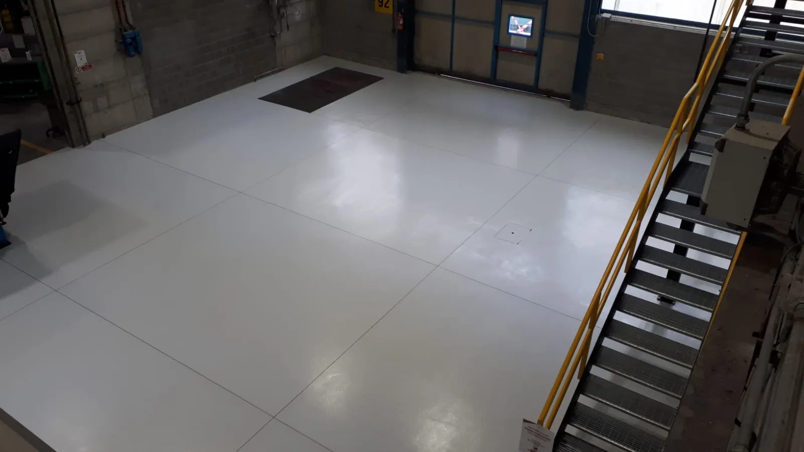 pavimenti-in-resina-alta-resistenza-laboratorio-industria-siderurgica