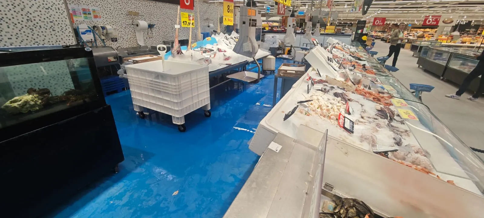 Prima pavimenti in poliuretano-cemento per il reparto pescheria di carrefour montecucco a Torino