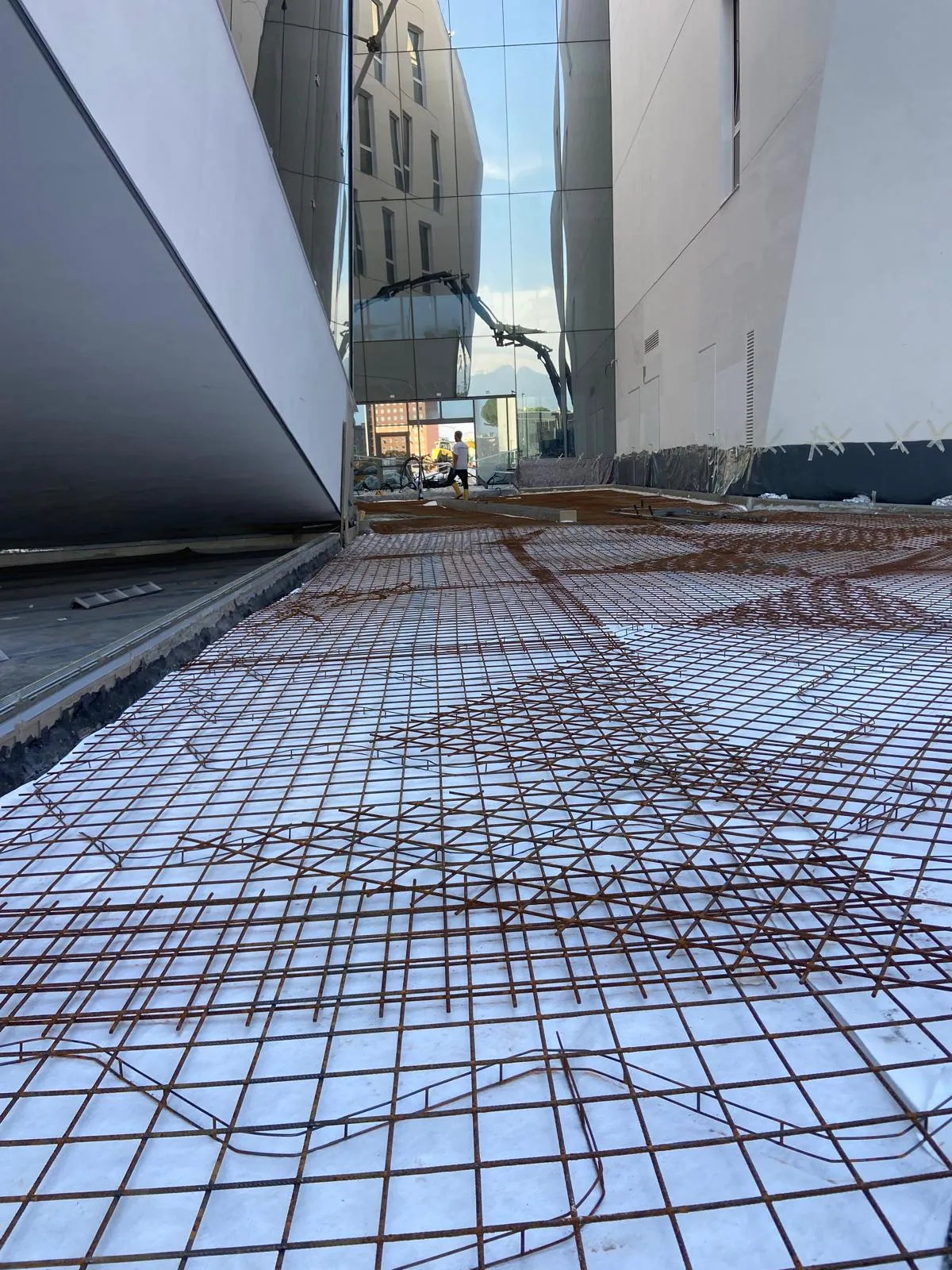 Nuova sede Findomestic a Firenze: Pavimenti in Calcestruzzo Staggiati per il successivo rivestimento con PRIMA GROUND® – Calcestruzzo architettonico in sasso lavato a vista
