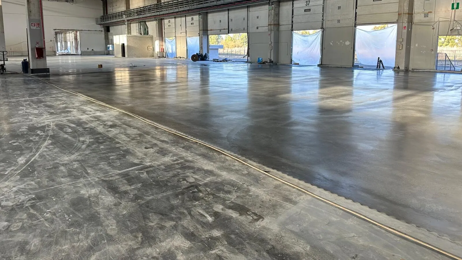 Per conto di In.tech spa, su incarico di Kryalos, proprietaria dell’immobile, attraverso il Fondo Mazer specializzato in logistica, e in collaborazione con Logicor Real Estate, leader nel settore della logistica, stiamo riqualificando le pavimentazioni dell'ampia area logistica in via della Corona Boreale 240 a Fiumicino (RM).