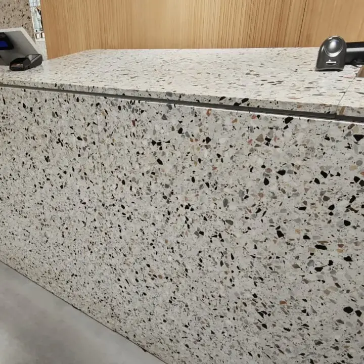 END Milano banco cassa e pareti effetto Terrazzo