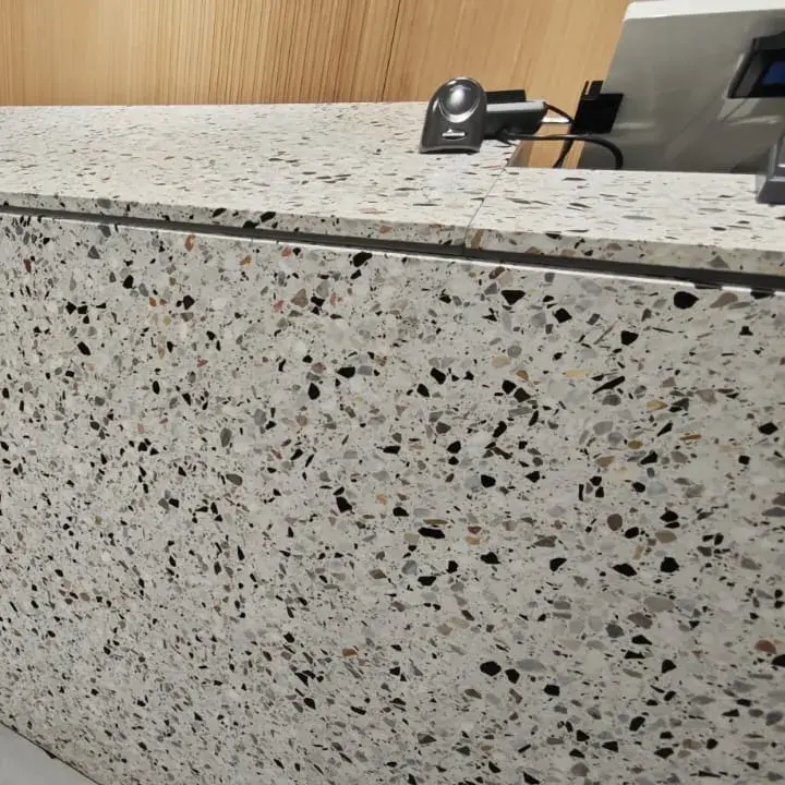 END Milano banco cassa e pareti effetto Terrazzo