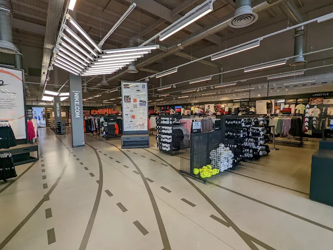 Interactive Store Sport lines e pavimento in ultratop levigato per Nike NFS Rugby (UK)