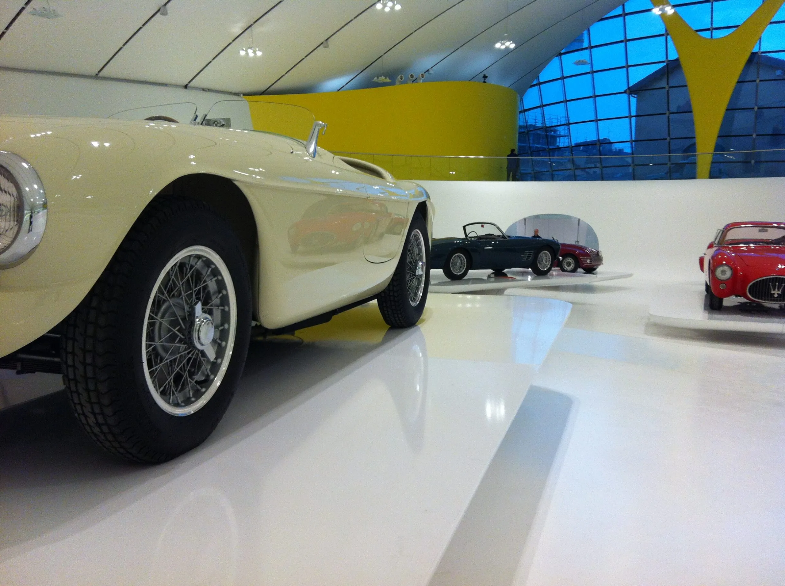 MEF Museo Enzo Ferrari pavimenti in resina bianco lucido
