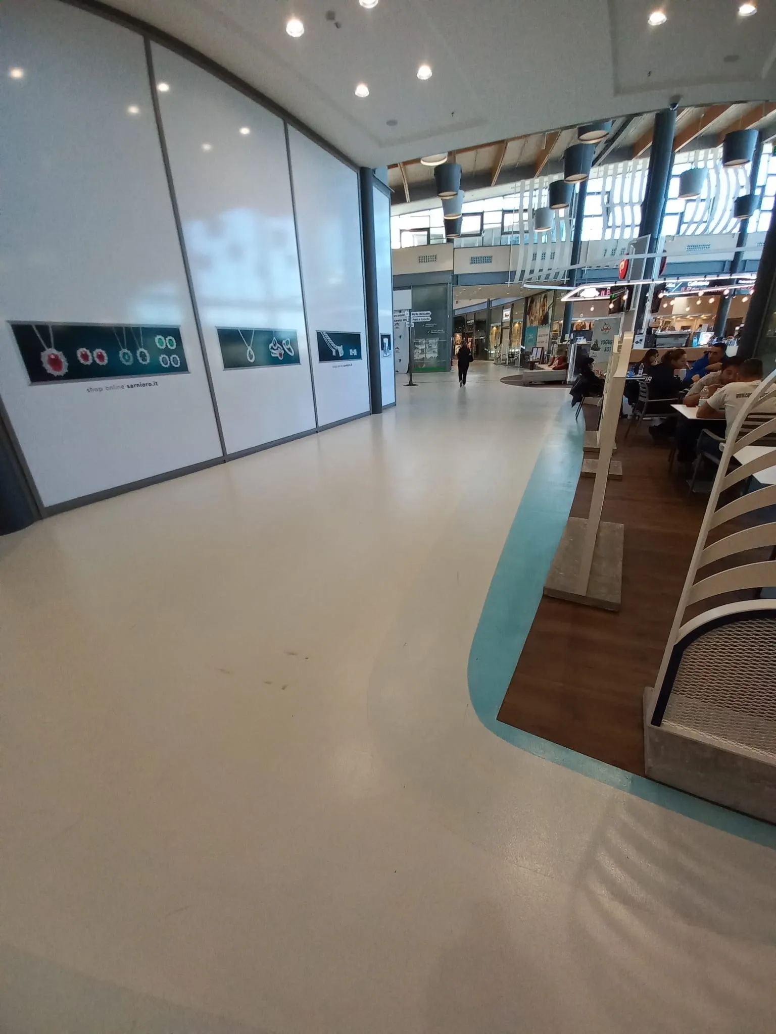 Pavimenti in resina e PVC effetto legno rovere Centro Commerciale Levante