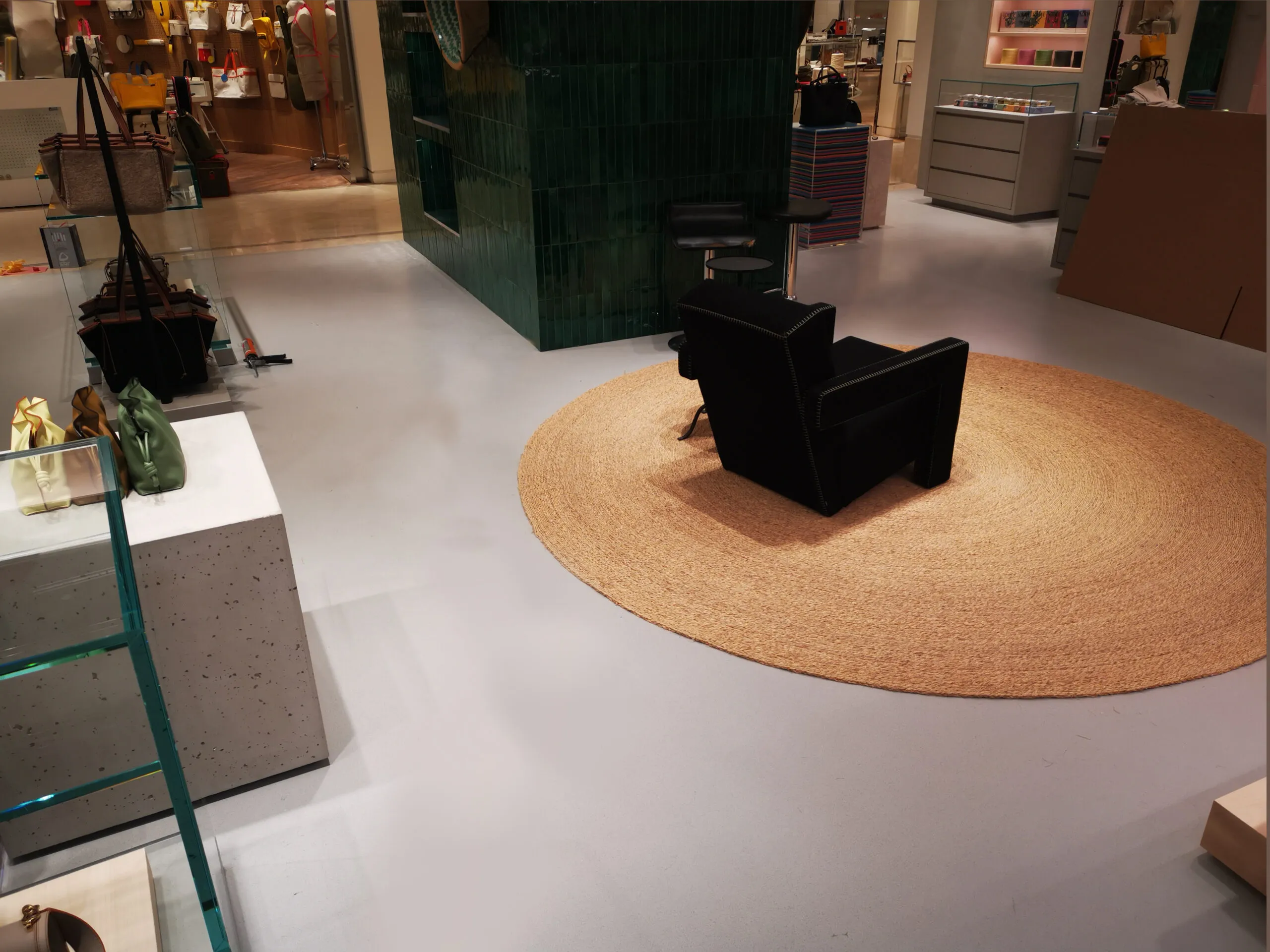 Mapei Ultratop Loft di colore grigio per Off-White Parigi