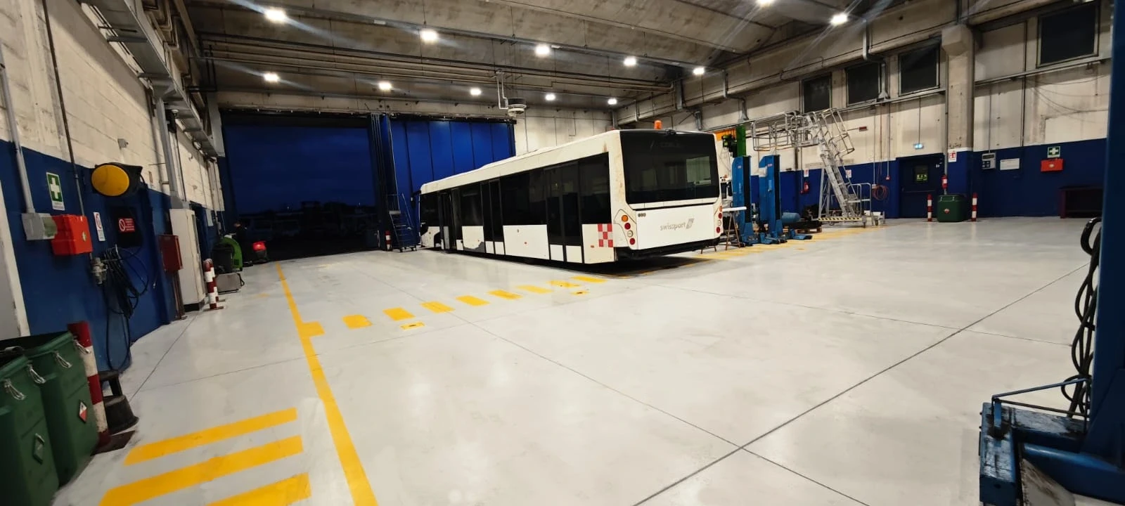 Pavimento in resina multistrato per officine riparazione autobus aeroportuali