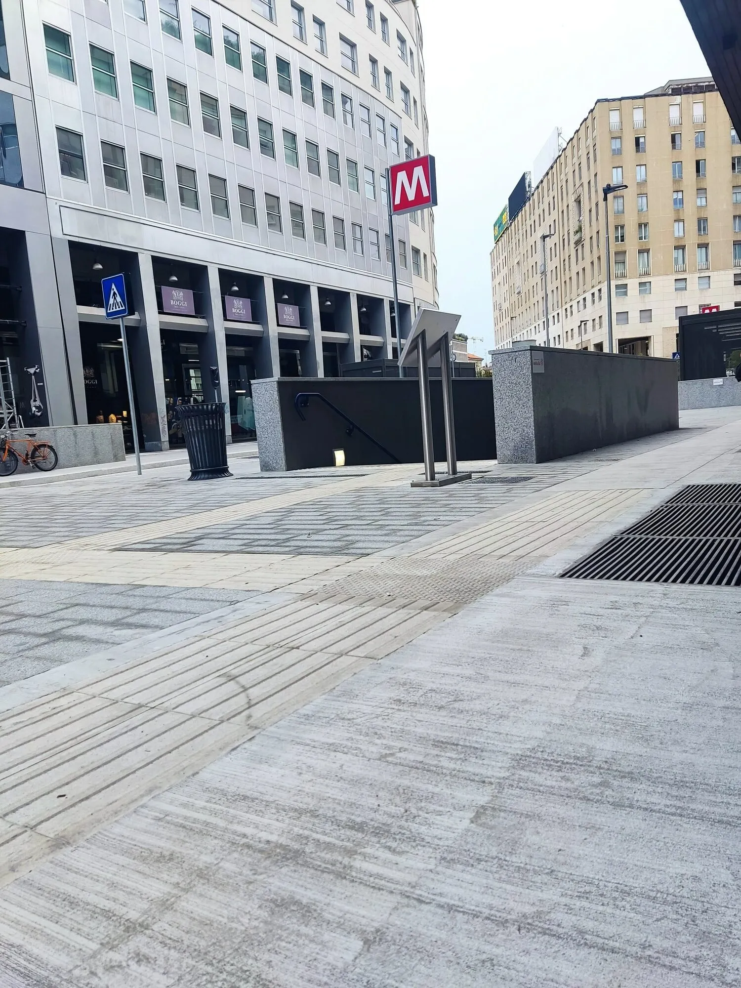 Pavimenti in cemento, marciapiedi finitura scopata esterni fermata M4 San Babila Milano