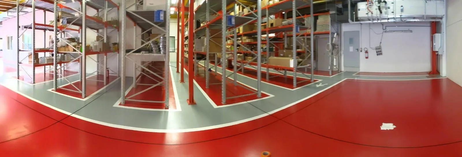 Pavimento in resina multistrato e segnaletica per magazzino