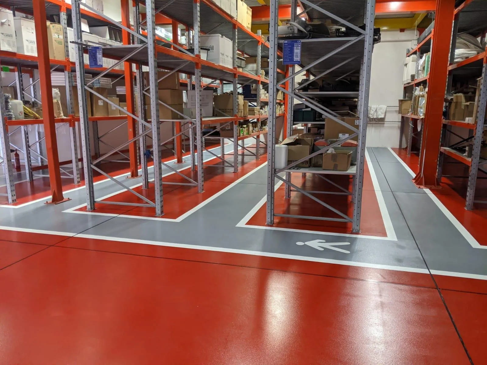 Pavimento in resina multistrato e segnaletica per magazzino