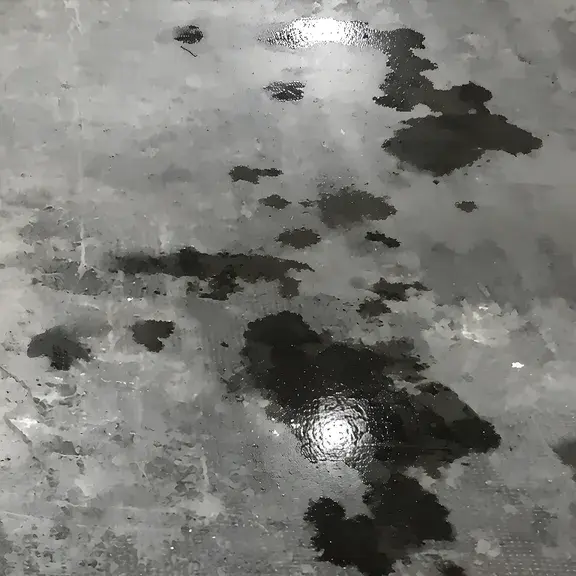 pavimento industriale contaminato da macchie di olio