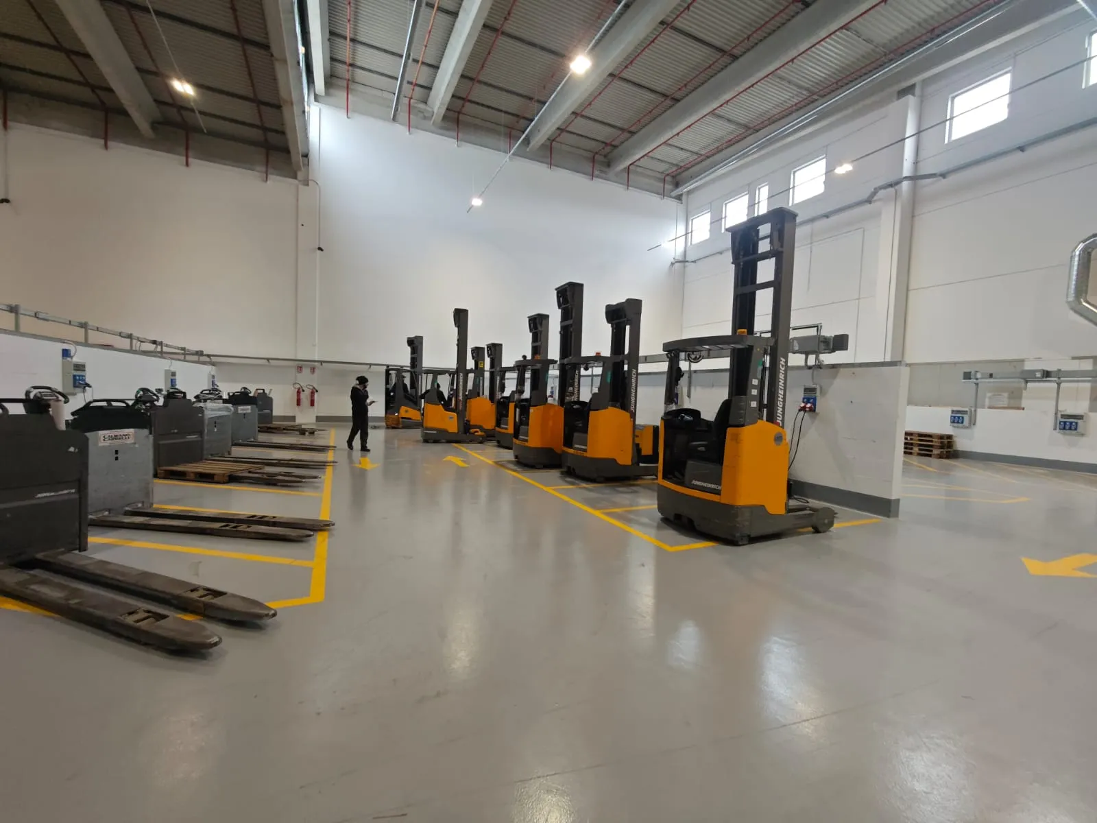 Pavimento in Resina per Area Ricarica Magazzino Logistico Mazer Fiumicino