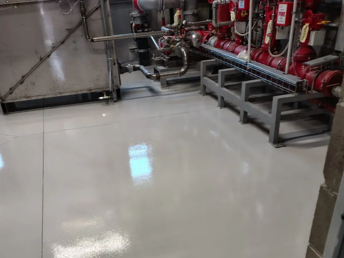 Rivestimento in resina impermeabile e antiscivolo stabilimento FACO Cameri F-35 — 14.000 mq realizzati per Gruppo ICM Prima Pavimenti